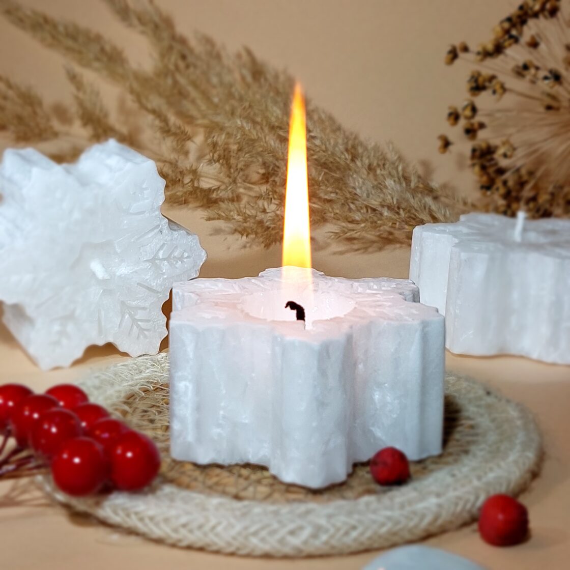 Palm wax design candle snowflake (80g).