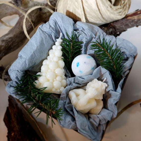 The gift is a palm wax candle Little Angel and a Christmas tree, a lavender bath bomb.